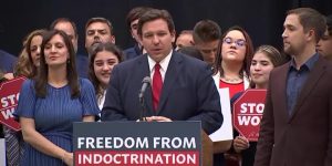 Ron DeSantis in un incontro in cui ha parlato contro un corso di approfondimento di African American Studies per le scuole superiori