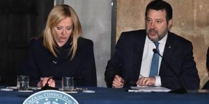 La presidente del Consiglio, Giorgia Meloni, e il vicepremier, Matteo Salvini, durante la conferenza stampa in cui hanno presentato l'introduzione di nuovi reati dopo la strage di Cutro. (immagine di anteprima per l'articolo: "Allarme sociale, populismo penale: l'introduzione di nuovi reati non risolve i problemi"