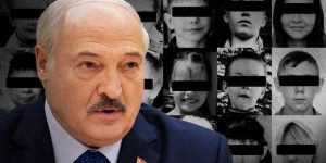 Il presidente della Bielorussia Lukashenko e tanti bambini. Lukashenko è accusato di aver aiutato la Russia di Putin a deportare minori dall'Ucraina.