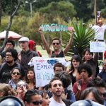 Una manifestazione durante la campagna referendaria in Ecuador contro le trivellazioni nella foresta amazzonica. È uno dei temi di cui abbiamo parlato nel podcast "Che clima che fa". La mobilitazione della società civile sta facendo pressione sui governi.