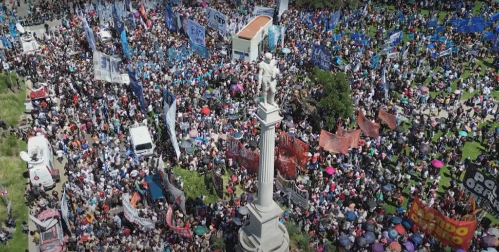 Non si fermano le proteste in Argentina contro il decreto di necessità e urgenza presentato dal neo-presidente Milei che prevede la privatizzazione di alcune aziende pubbliche, l’eliminazione del tetto agli affitti e l’allentamento dei tetti di prezzo per i servizi sanitari privati, oltre che la cancellazione delle norme che proteggono i consumatori dagli aumenti indiscriminati dei prezzi dei beni essenziali.