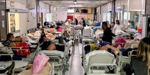 Un pronto soccorso sovraffollato con tante barelle in corsie. Carenza di personale, organizzazione inefficiente, lunghe attese e sovraffollamento di pazienti. È la situazione nei pronto soccorso italiani in queste ultime settimane: “imballati”, “sotto assedio”, “in tilt”, come scrivono i media, a causa dell’aumento di patologie respiratorie dovute al Covid, all’influenza e ad altri virus in circolazione.