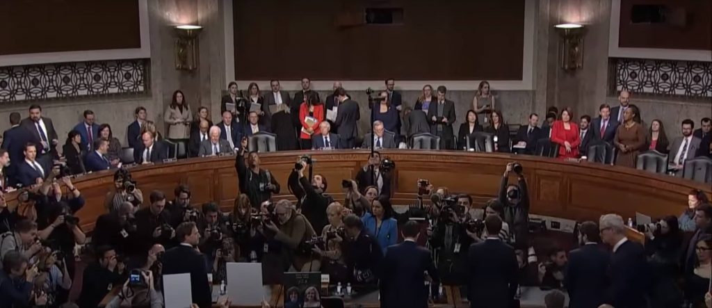 Un'immagine dall'alto dell'audizione convocata dalla Commissione Giustizia del Senato USA alla quale hanno partecipato gli amministratori delegati di Meta (Mark Zuckerberg), Snap (Evan Spiegel), X (Linda Yaccarino), Discord (Jason Citron) e Tik Tok (Shou Zi Chew). L'obiettivo dell'audizione: proteggere i bambini “dallo sfruttamento sessuale” dei social media. L’audizione ha lasciato dietro di sé un’onda emotiva intercontinentale e un nulla di fatto sul piano di interventi governativi o accordi. Una buona notizia se si considera che i senatori repubblicani e democratici in un’unica voce chiedevano all’industria dei social media di sottoscrivere il Kids Online Safety Act.