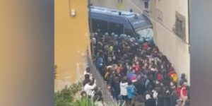 La carica della polizia a Pisa. Le immagini di Firenze e Pisa con le cariche e le manganellate della polizia contro gli studenti si inseriscono in un clima politico che le rende tutto fuorché eccezionali.