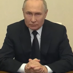 Vladimir Putin parla da dietro una scrivania