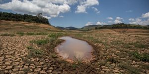 Immagine di un fiume in secca. Il 22 marzo si celebra la giornata mondiale dell’acqua, istituita già nel 1992: ogni anno si parla dell’importanza di tutelare questa fondamentale risorsa, ma poi i dati che ci troviamo davanti agli occhi sono sempre più preoccupanti.