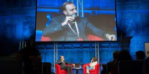 Un momento dell'intervista al direttore di Domani Fittipladi durante l'incontro "La tutela delle fonti e la libertà di informazione a rischio" a Valigia Blu Live al Festival Internazionale del Giornalismo a Perugia.