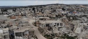 Una foto aerea di Aleppo distrutta. Proteste, traffici di droga, crisi economica e umanitaria: la situazione in Siria continua a essere critica. L'unico raggio di luce sono i processi contro funzionari governativi siriani, perseguiti da corti europee per i loro crimini contro la popolazione civile.