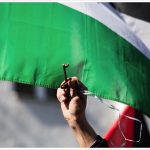 Una mano tiene le chiavi e una bandiera palestinese durante la manifestazione per il ricordo della Nakba a Berlino. Con Spagna, Norvegia e Irlanda sono attualmente 147 gli Stati che riconoscono la Palestina. Si tratta di un numero molto elevato, più dei due terzi dei membri delle Nazioni Unite (193). Ma quale significato hanno questi atti di riconoscimento? Quali effetti producono nel diritto internazionale ed è vero che uno Stato per esistere “deve farsi riconoscere”?