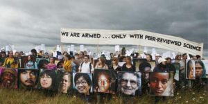 Una manifestazione con foto di scienziati climatici. Qual è il futuro del pianeta? In che direzione sta andando il riscaldamento globale? C’è speranza per evitare il peggio? Siamo ancora in tempo per fermare l’aumento delle temperature? Sta facendo molto discutere un sondaggio del Guardian che ha chiesto a 380 scienziati climatici del Gruppo intergovernativo di esperti sul cambiamento climatico (IPCC) cosa prevedono per il futuro del nostro pianeta. E poi alcune buone notizie. Il round-up settimanale sulla crisi climatica e i dati sui livelli di anidride carbonica nell'atmosfera.