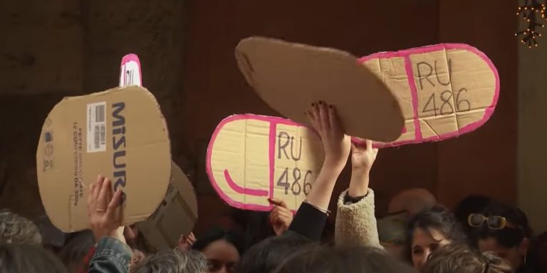 Una manifestazione contro le posizioni del governo italiano sull'aborto e contro i gruppi anti-scelta.