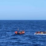 Nella foto un soccorso in mare da parte di una ONG. Il soccorso in mare è stato osteggiato dai decreti ministeriali degli ultimi anni, l'ultimo è il Decreto Piantedosi.