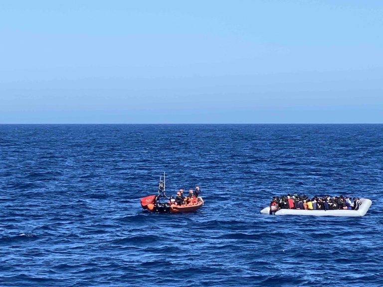 Nella foto un soccorso in mare da parte di una ONG. Il soccorso in mare è stato osteggiato dai decreti ministeriali degli ultimi anni, l'ultimo è il Decreto Piantedosi.