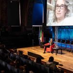 Vera Gheno sul palco e Galatea Vaglio collegata via video su un maxischermo durante l'incontro "Donne in Rete, una battaglia quotidiana?" sulla misoginia e il sessismo nei confronti delle donne anche quando fanno divulgazione scientifica.