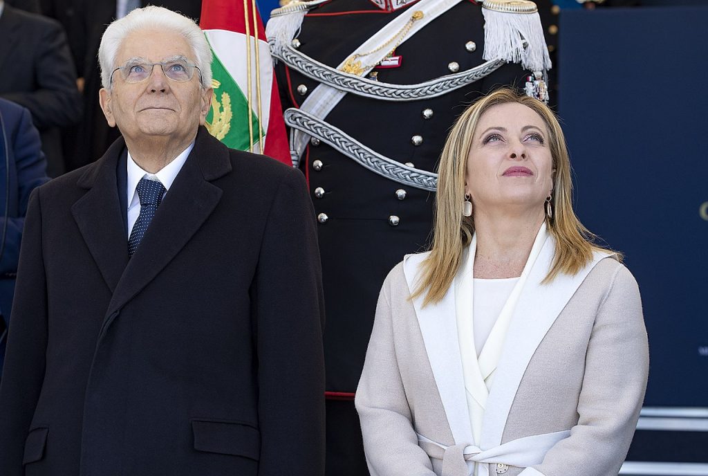 Il Presidente della Repubblica Sergio Mattarella e la Presidente del Consiglio Giorgia Meloni con lo sguardo rivolto verso l'alto. Nelle audizioni sul ddl costituzionale per l'elezione diretta del Presidente del Consiglio i costituzionalisti hanno avanzati vari dubbi sulla "stabilità" assicurata da chi sostiene la riforma sul cosiddetto premierato.