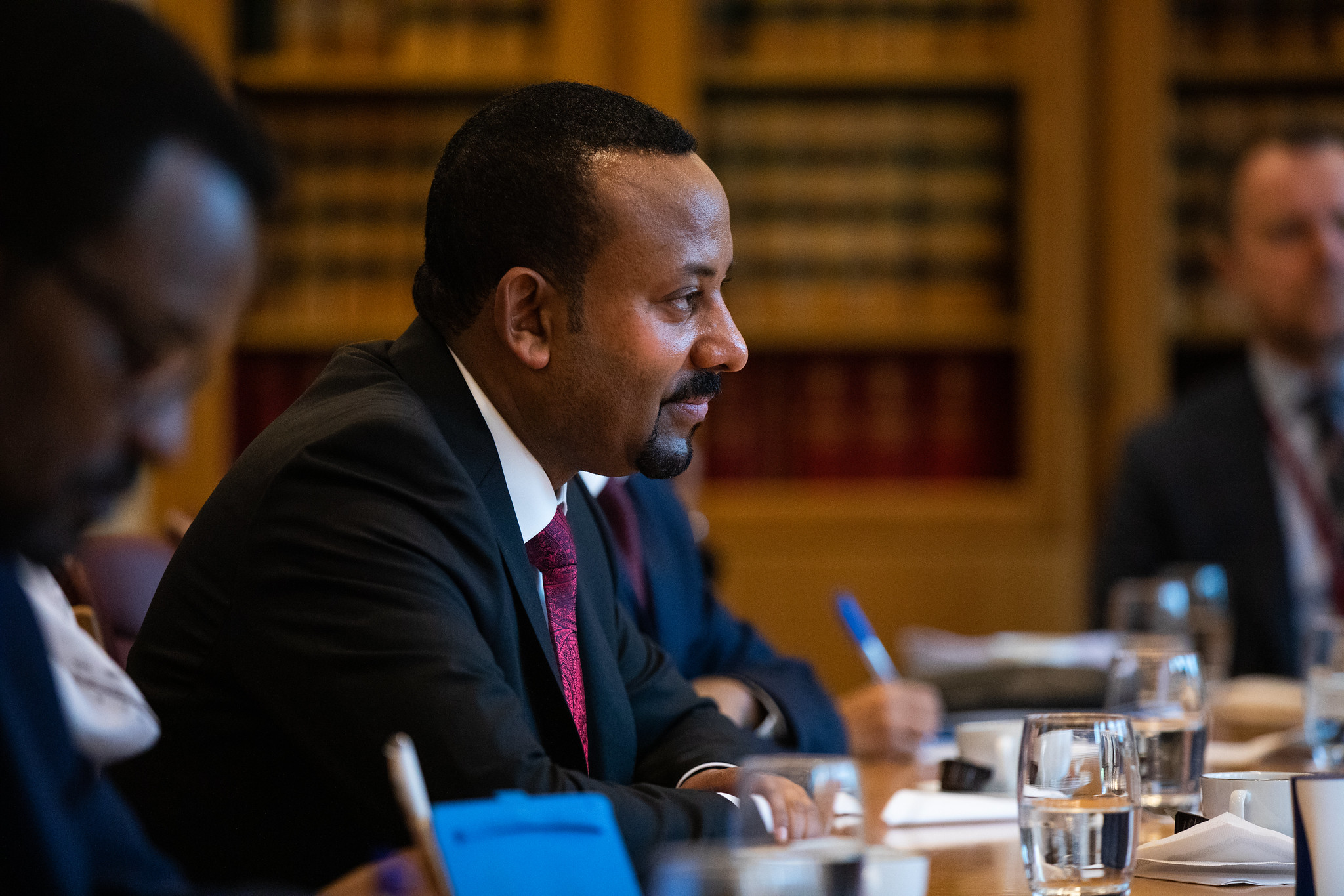 Il primo ministro etiope Abiy Ahmed. È stato forse anche nel segno della speranza che facesse da faro e nello stesso tempo cuscinetto nella regione, che il premio Nobel per la Pace fu assegnato ad Abiy Ahmed con l’appoggio di tanti leader mondiali: dagli USA all’Europa. Oggi l’Abiymania sembra essere finita. Quel Nobel infiammò la fiducia nell’uomo della pace. Mentre pace proprio non c’è.