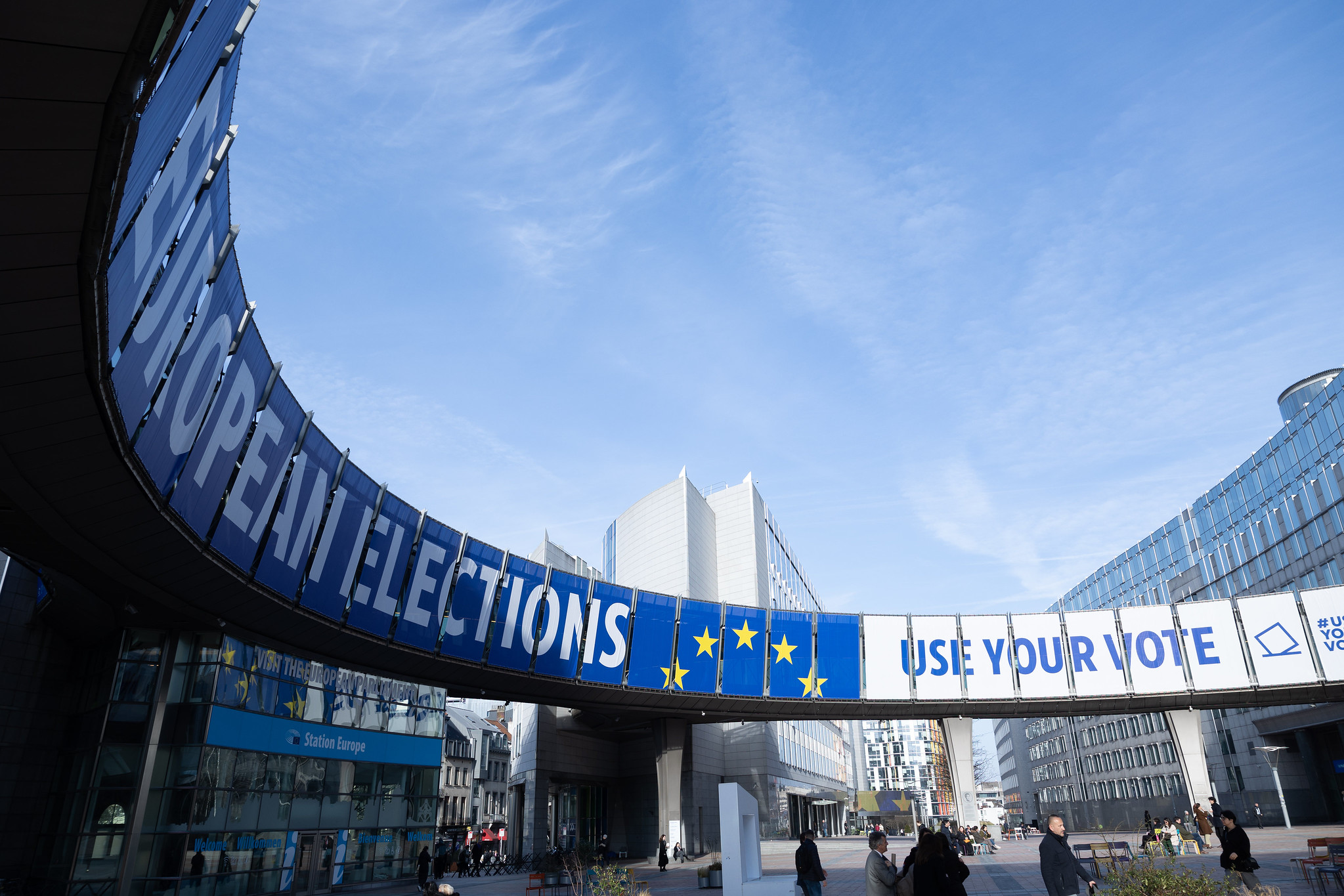 Una foto del Parlamento Europeo con una scritta che invita a votare per le elezioni europee 2024