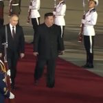 Putin e Kim Jong Un passeggiano insieme all'aeroporto subito dopo l'arrivo del presidente russo in Corea del Nord.