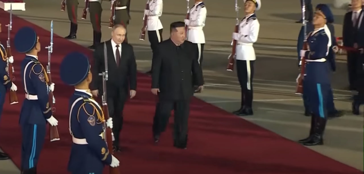 Putin e Kim Jong Un passeggiano insieme all'aeroporto subito dopo l'arrivo del presidente russo in Corea del Nord.