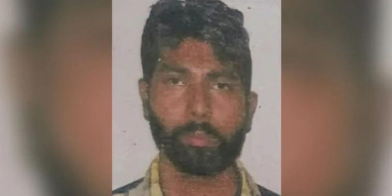 La foto di Satnam Singh, il bracciante morto atrocemente nell'agro pontino