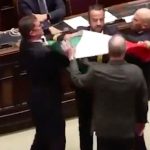 Il deputato del M5S Donno viene fermato dai funzionari della Camera mentre mostra il tricolore al ministro Calderoli durante la discussione del disegno di legge sull'autonomia differenziata