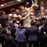 Il momento dell'aggressione alla Camera nei confronti di Donno.