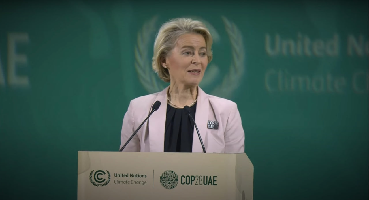 La presidente uscente della Commissione Europea, Ursula von der Leyen, durante il suo intervento alla COP28 a Dubai. La nuova composizione del Parlamento Europeo e della Commissione Europea non dovrebbero avere grosse ripercussioni sulle politiche di contrasto della crisi climatica. Resta da capire se il Green Deal resterà un pilastro delle politiche europee.