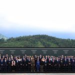 I partecipanti al summit sulla pace tra Russia e Ucraina in Svizzera. Sullo sfondo si vedono i monti.