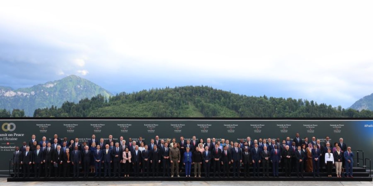 I partecipanti al summit sulla pace tra Russia e Ucraina in Svizzera. Sullo sfondo si vedono i monti.