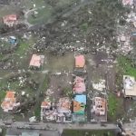 Un'immagine dall'alto che mostra le abitazioni distrutte dall'uragano Beryl. Ormai gli effetti della crisi climatica si contano tutti i giorni ovunque nel mondo.