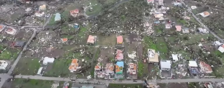Un'immagine dall'alto che mostra le abitazioni distrutte dall'uragano Beryl. Ormai gli effetti della crisi climatica si contano tutti i giorni ovunque nel mondo.