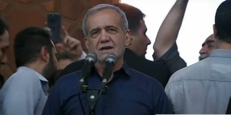 Il nuovo presidente dell'Iran Pezeshkian subito dopo la vittoria alle elezioni.