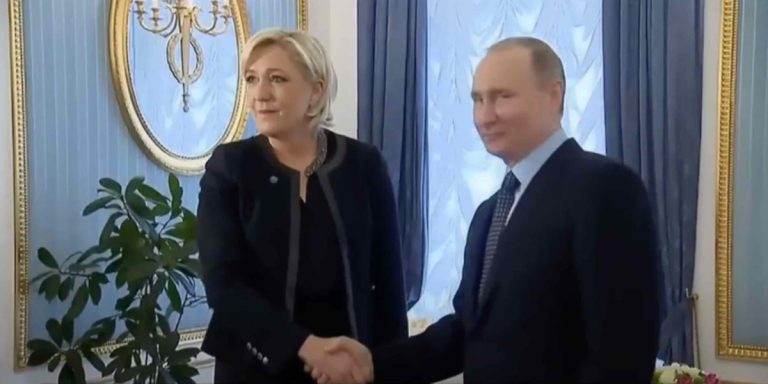 Nell'incontro a Mosca Marine Le Pen, leader del Rassemblement National, e il presidente russo Vladimir Putin si stringono la mano.