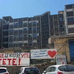 Una foto di Scampia, a Napoli, con dei manifesti in cui si chiede agli abitanti di resistere