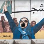 Un murales in Afghanistan mostra una attivista che protesta contro il regime dei Talebani.