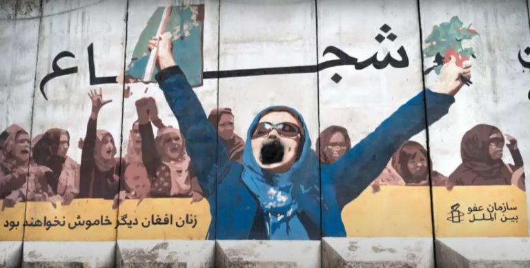 Un murales in Afghanistan mostra una attivista che protesta contro il regime dei Talebani.