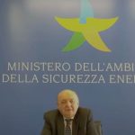 Il ministro dell'Ambiente e della Sicurezza Energetica, Pichetto Fratin, durante una conferenza stampa. Il piano sul clima e l'energia dell'Italia piace solo a ENI.