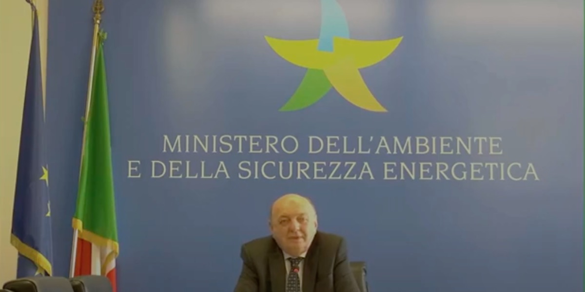Il ministro dell'Ambiente e della Sicurezza Energetica, Pichetto Fratin, durante una conferenza stampa. Il piano sul clima e l'energia dell'Italia piace solo a ENI.