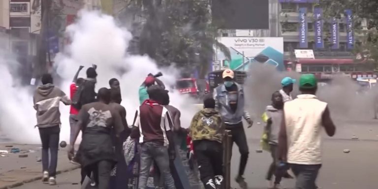 Scene delle manifestazioni in Kenya contro la nuova manovra finanziaria del presidente Ruto, l'aumento delle tasse e la corruzione.