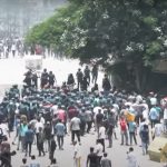 Un'immagine degli scontri tra studenti e forze dell'ordine in Bangladesh. Gli studenti protestano contro la politiche delle quote riservate per le assunzioni pubbliche.