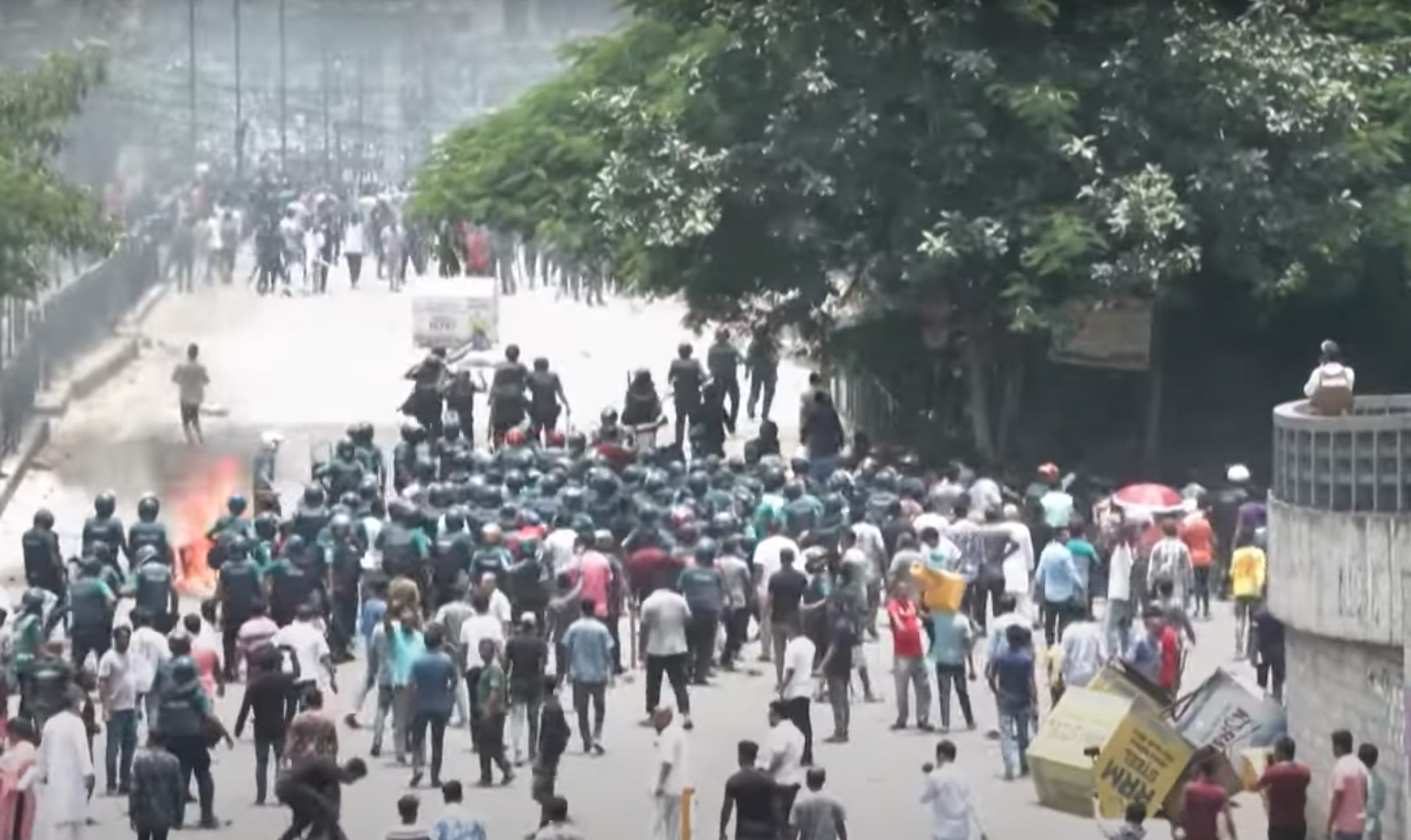 Un'immagine degli scontri tra studenti e forze dell'ordine in Bangladesh. Gli studenti protestano contro la politiche delle quote riservate per le assunzioni pubbliche.