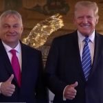 Il presidente dell'Ungheria Orbán e Donald Trump sorridono mostrando il pollice alto.