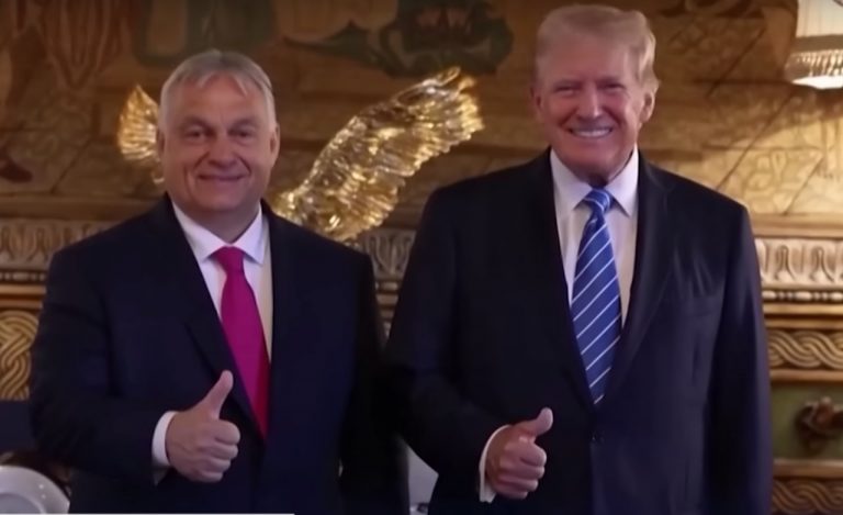 Il presidente dell'Ungheria Orbán e Donald Trump sorridono mostrando il pollice alto.