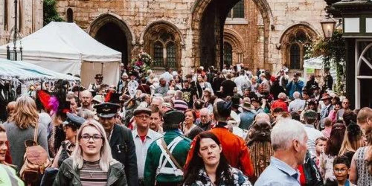 Turisti affollano le strade di Firenze. In molte città, gli affitti brevi per i turisti hanno comportato un notevole aumento dei prezzi, con la conseguente espulsione degli abitanti meno abbienti e la chiusura di attività commerciali storiche. Nelle mete più in voga si sta assistendo a un vero e proprio spopolamento e desertificazione dei centri storici e ora anche dei quartieri più popolari. Sindaci e Comuni stanno cercando soluzioni per frenare il problema dell'overtourism.