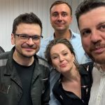 Maria Pevchikh, Leonid Volkov, Ivan Zhdanov e Ilia Yashin sorridono in un selfie subito dopo la liberazione a seguito del più grande scambio di prigionieri dalla guerra fredda tra Russia e occidente.