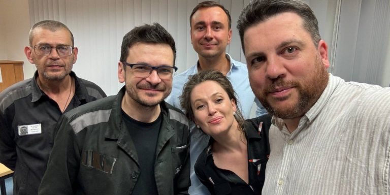 Maria Pevchikh, Leonid Volkov, Ivan Zhdanov e Ilia Yashin sorridono in un selfie subito dopo la liberazione a seguito del più grande scambio di prigionieri dalla guerra fredda tra Russia e occidente.