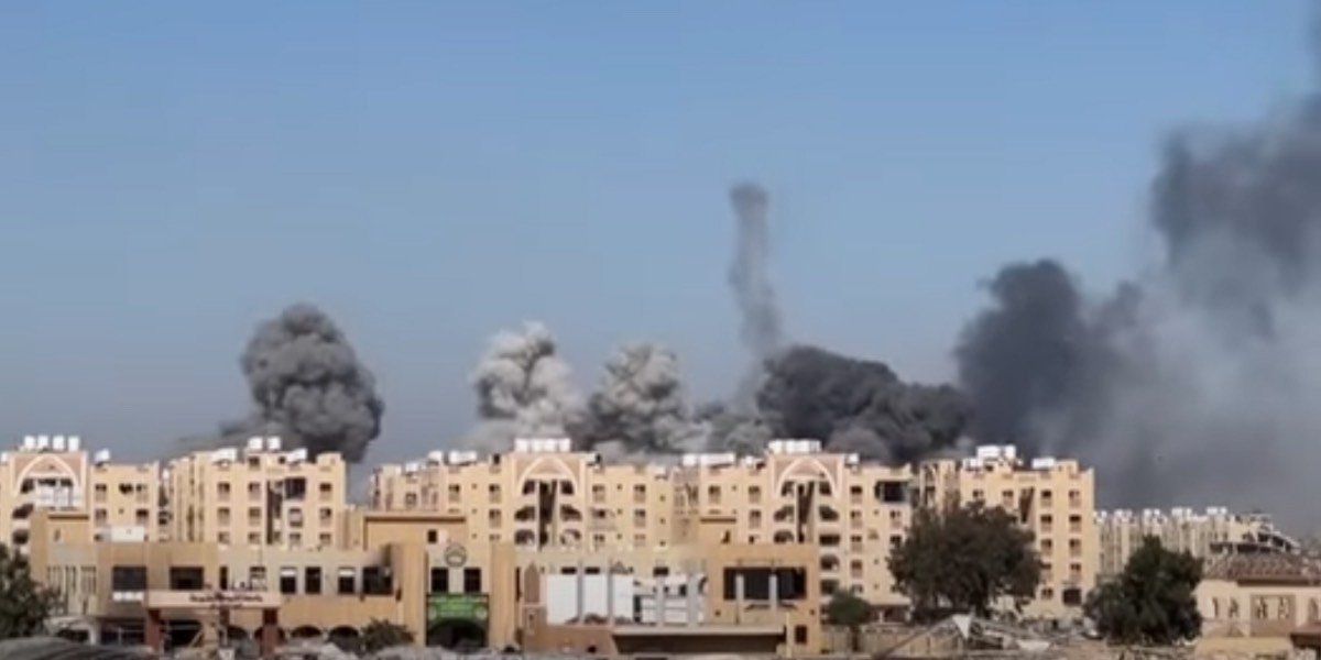 Nuvole di fumo di bombardamenti dietro palazzi residenziali a Gaza City. In Palestina è ormai un fronte unico di guerra da parte di Israele.