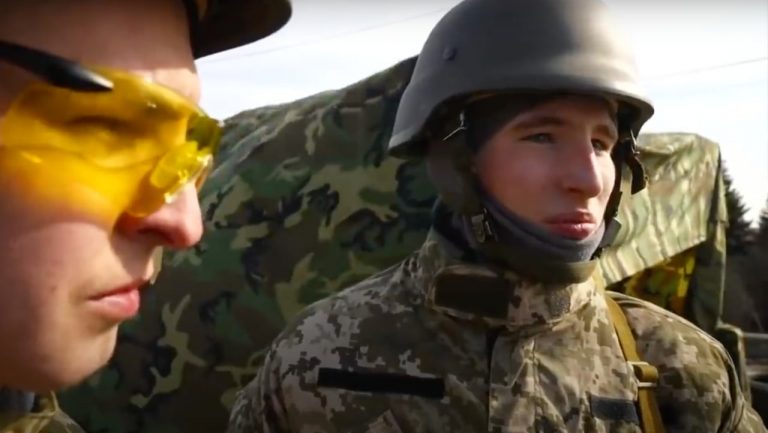 Due adolescenti arruolati nell'esercito russo per andare a combattere in Ucraina.