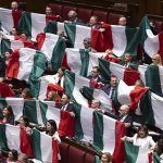 Parlamentari protestano mostrando le bandiere tricolori contro l'approvazione della legge sull'autonomia differenziata. Il referendum abrogrativo ha raggiunto il mezzo milione di firme necessario per la sua presentazione.