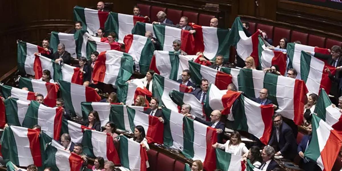 Parlamentari protestano mostrando le bandiere tricolori contro l'approvazione della legge sull'autonomia differenziata. Il referendum abrogrativo ha raggiunto il mezzo milione di firme necessario per la sua presentazione.